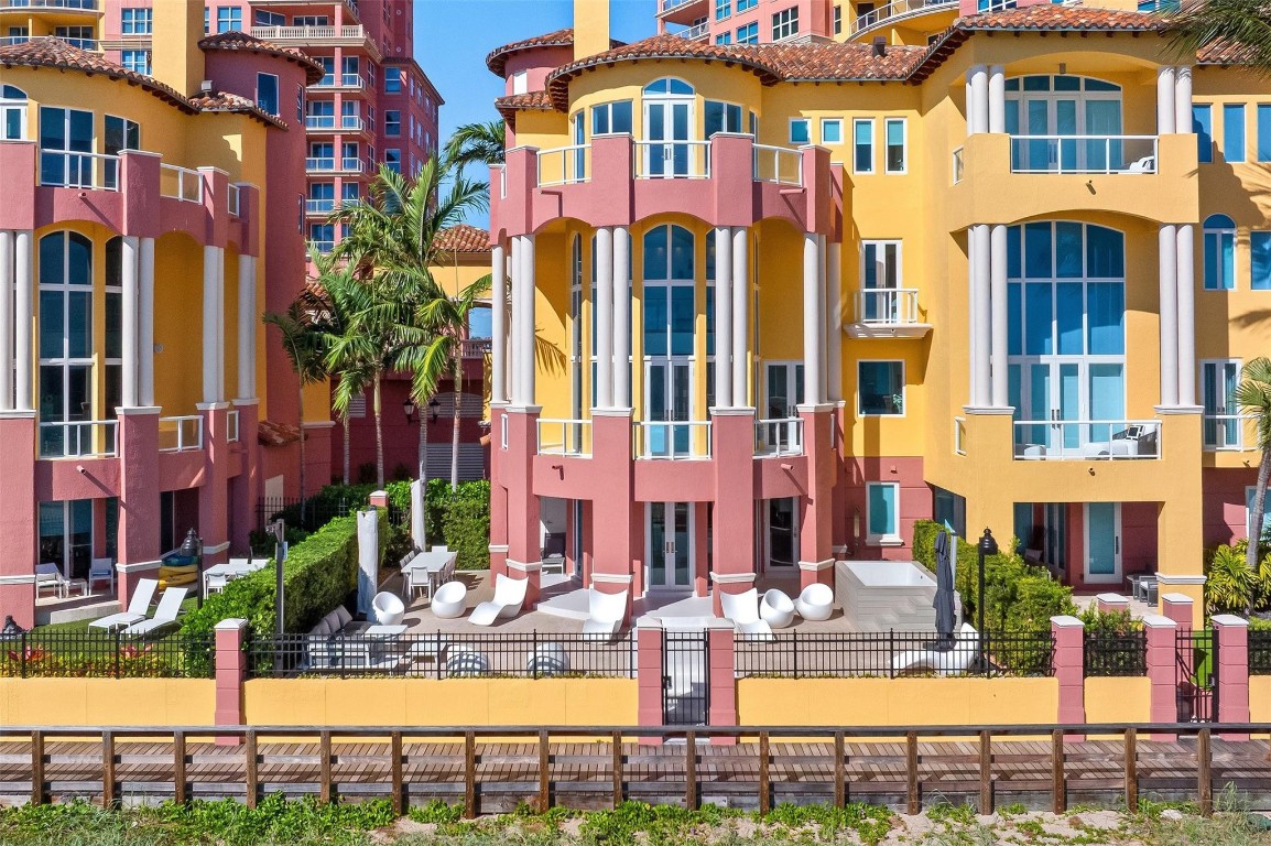 THE PALMS TOWNHOUSES - Residential