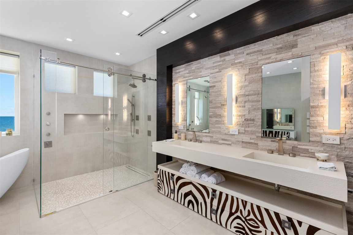 THE PALMS TOWNHOUSES - Residential