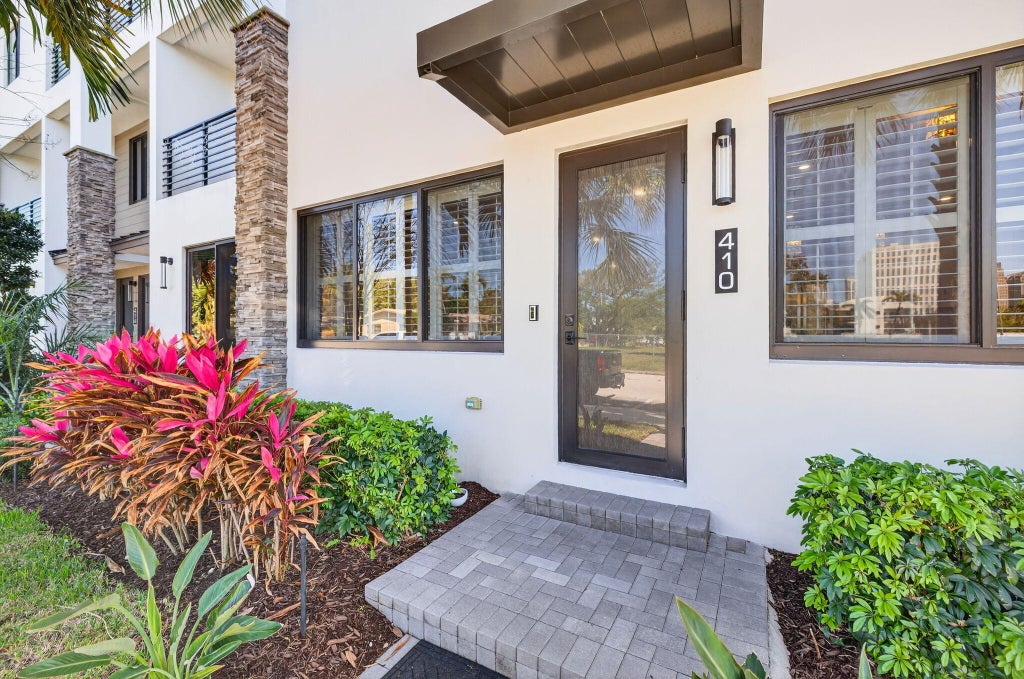 Photo of 410 SE 12th Court, Fort Lauderdale, FL 33316 (MLS # B26081648)