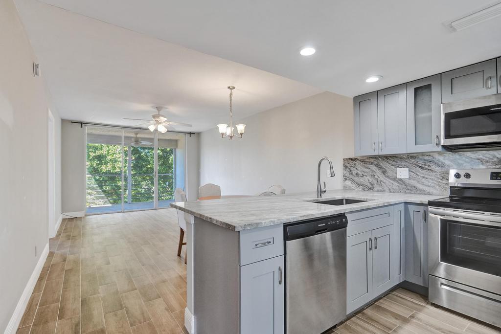 9235 Lagoon Pl 410