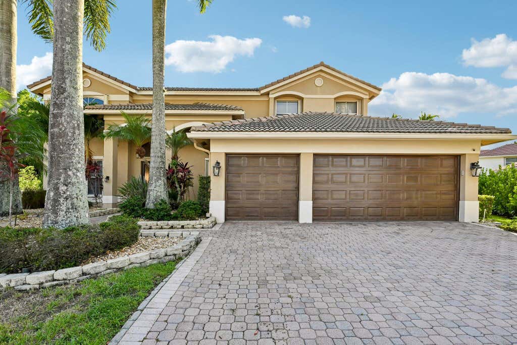 Photo of 1664 VICTORIA POINTE Lane, Weston, FL 33327 (MLS # B26063146)