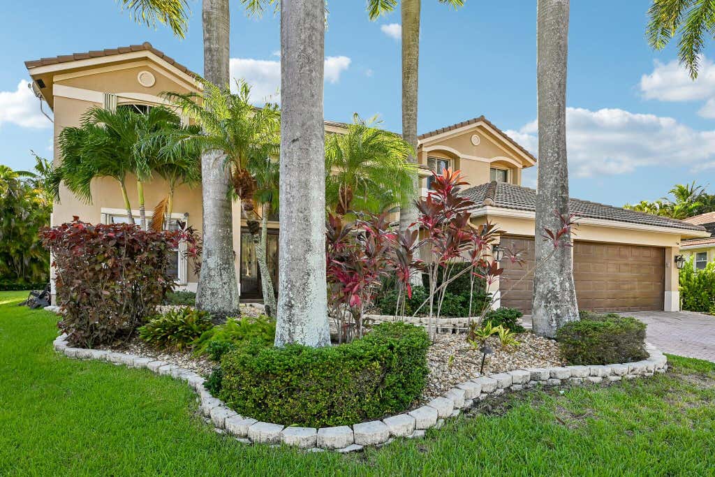 Photo of 1664 VICTORIA POINTE Lane, Weston, FL 33327 (MLS # B26063146)