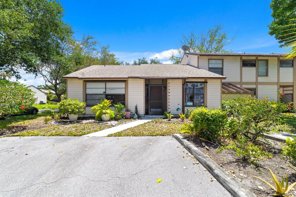 Photo of 115 Sherwood Circle #26a, Jupiter, FL 33458 (MLS # R10986363)