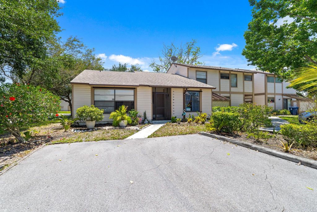 Photo of 115 Sherwood Circle #26a, Jupiter, FL 33458 (MLS # R10986363)