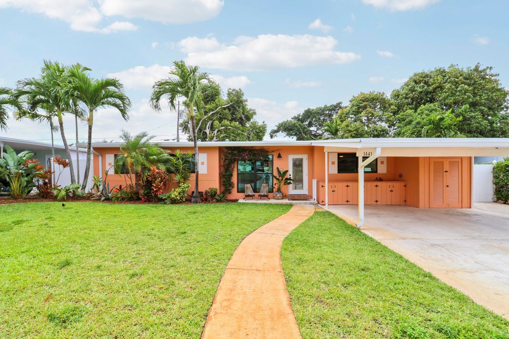 Photo of 1441 Hillcrest Drive, Lake Worth Beach, FL 33461 (MLS # B26025266)