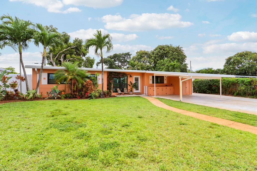 Photo of 1441 Hillcrest Drive, Lake Worth Beach, FL 33461 (MLS # B26025266)