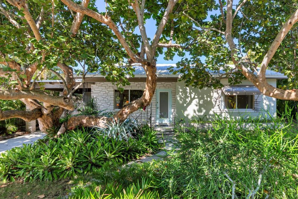Photo of 729 Flamingo Drive, West Palm Beach, FL 33401 (MLS # R11154078)
