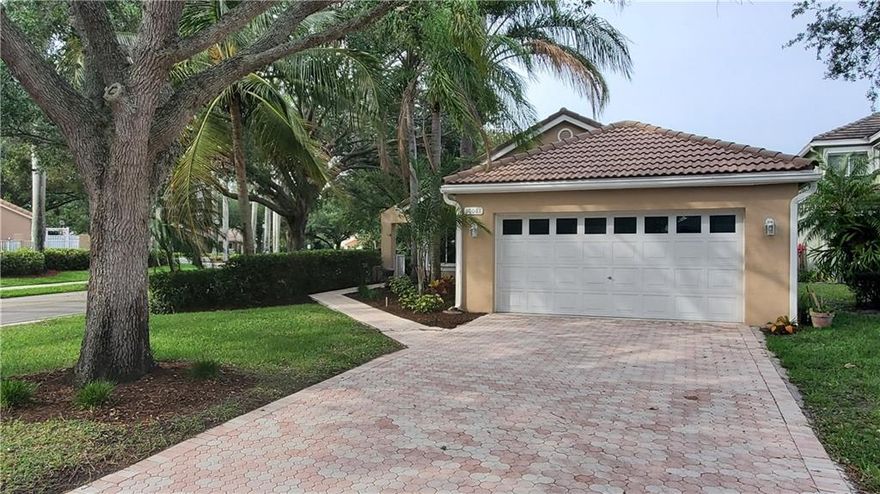 THIS IS A GREAT CORNER LOT BREEZE MODEL HOME WITH A SCREENED IN PATIO AND SPACIOUS PRIVATE BACK YARD LARGE ENOUGH FOR A POOL.  VERY OPEN FLOOR PLAN WITH A SPLIT BEDROOM FLOOR PLAN. CERAMIC TILE AND LAMINATES THROUGH-OUT THE HOME.  NO CARPET.  VERY BRIGHT AND AIRY WITH LOTS OF NATURAL LIGHT.   ACCORDIAN SHUTTERS ON ALL WINDOWS.  NEW WATER HEATER. TWO CAR GARAGE. SUNSET COVE IS A GREAT ONE OF THREE TRUE  GUARD GATED COMMUNITIES IN PLANTATION.  LOCATED IN THE CENTRAL PARK AREA WITH A HUGE COMMUNITY PARK.