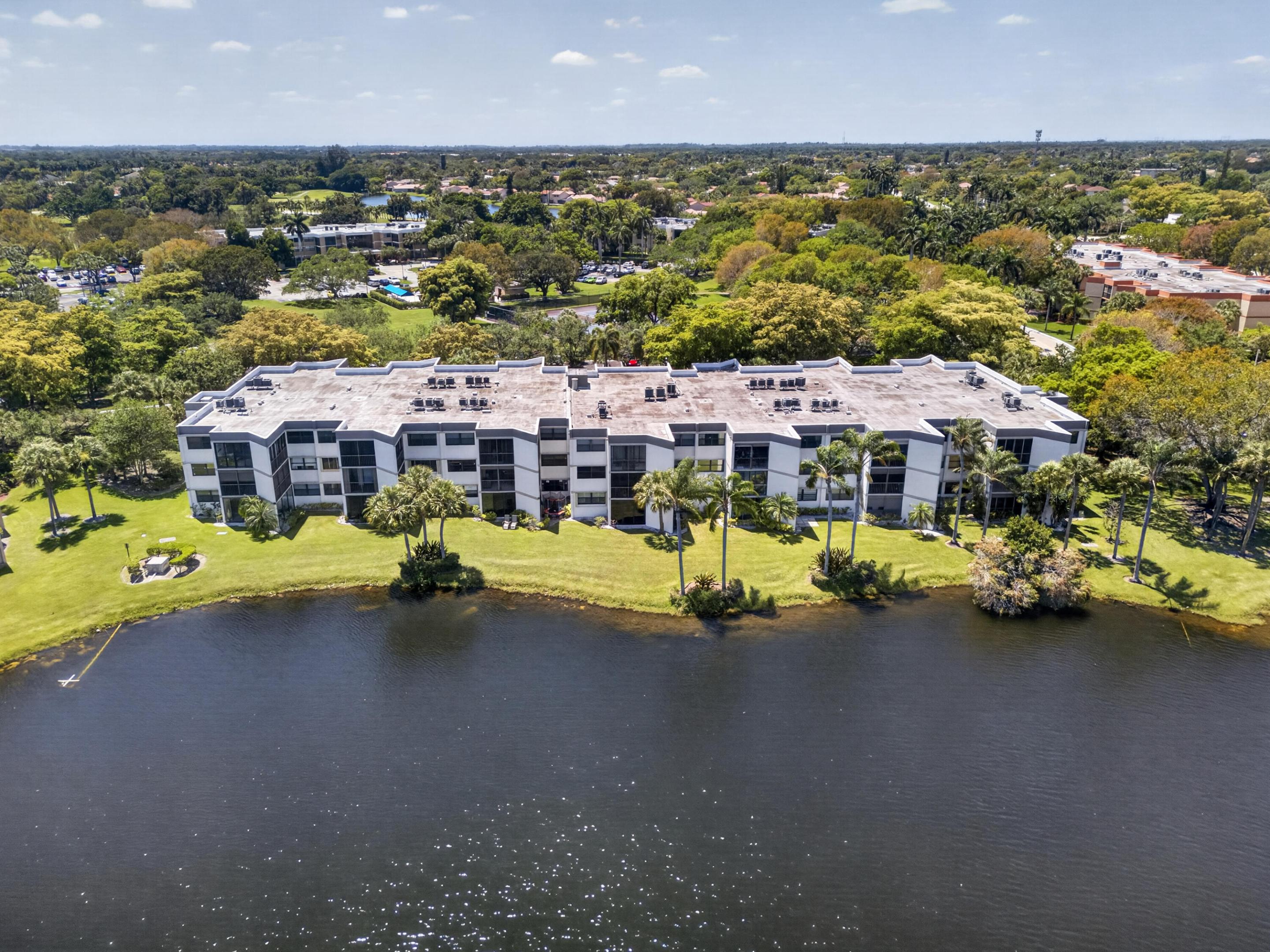 BLDG 7 OF COUNTRY CLUB APTS AT BONAVENTURE AT 32 - Residential