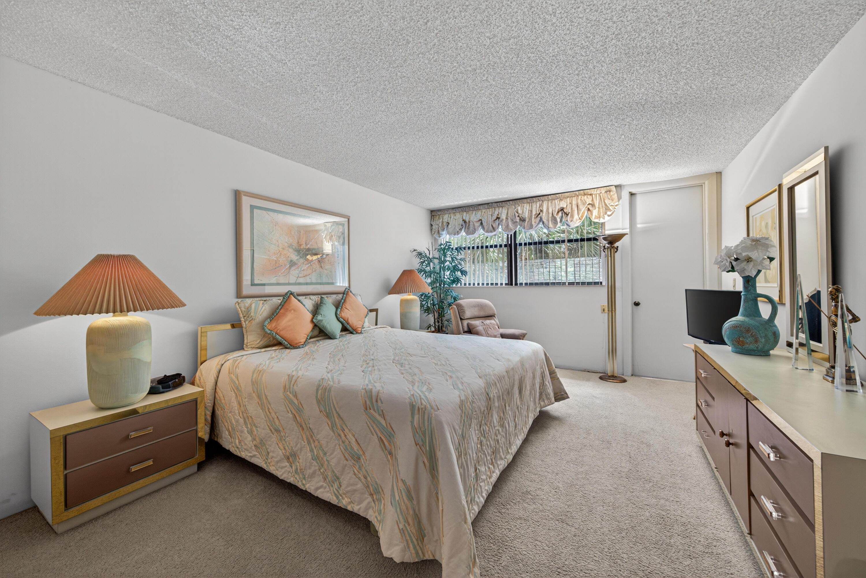 BLDG 7 OF COUNTRY CLUB APTS AT BONAVENTURE AT 32 - Residential