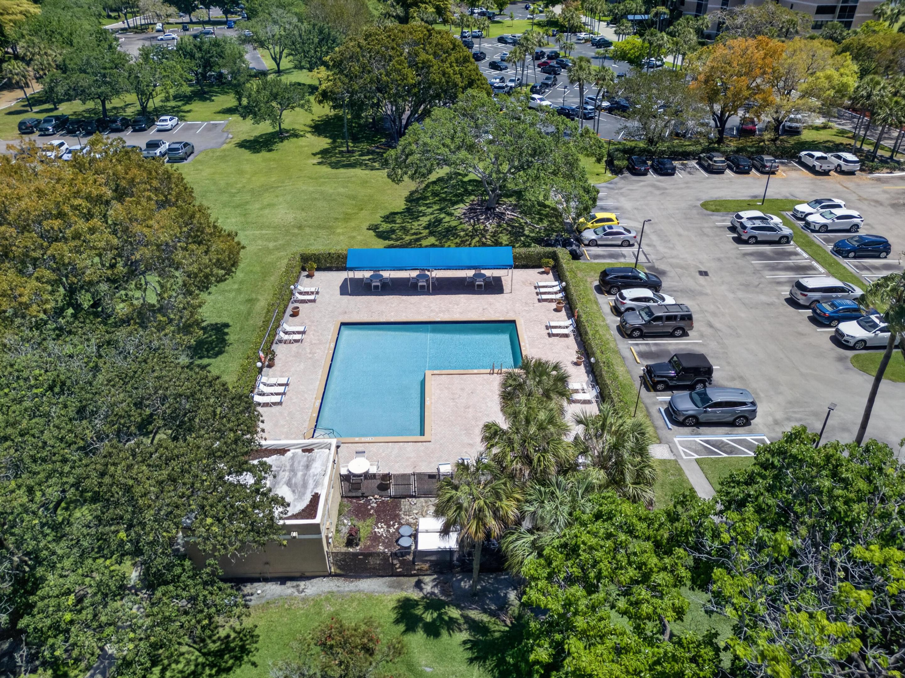 BLDG 7 OF COUNTRY CLUB APTS AT BONAVENTURE AT 32 - Residential