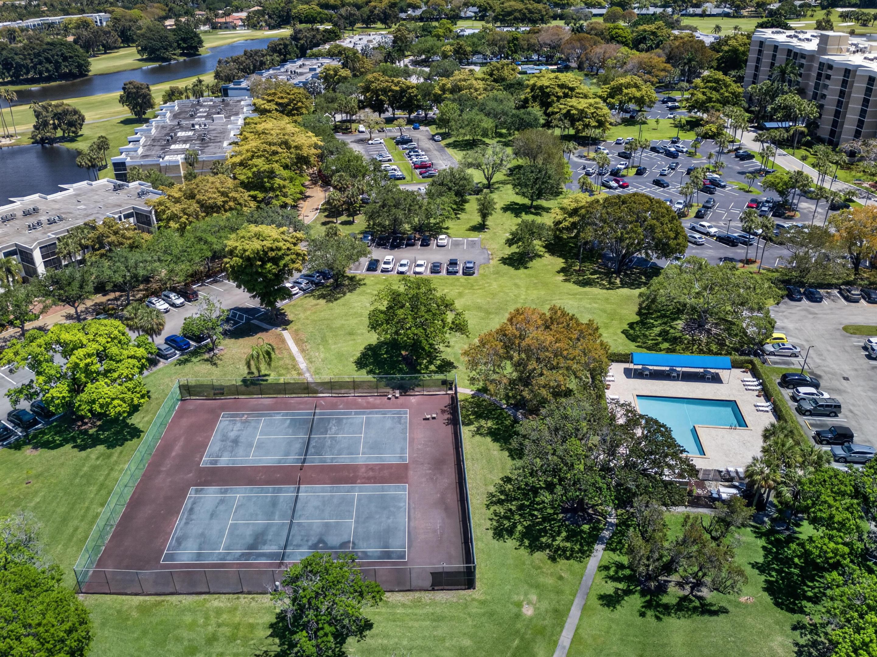 BLDG 7 OF COUNTRY CLUB APTS AT BONAVENTURE AT 32 - Residential