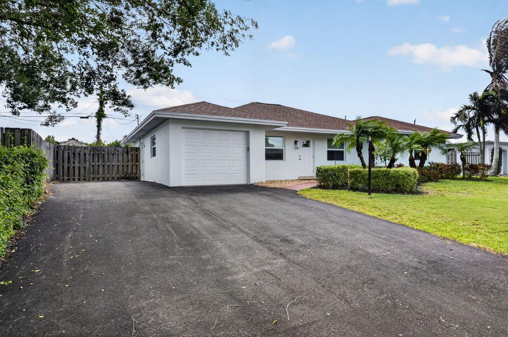 Photo of 364 Venus Avenue, Jupiter, FL 33469 (MLS # B26015314)