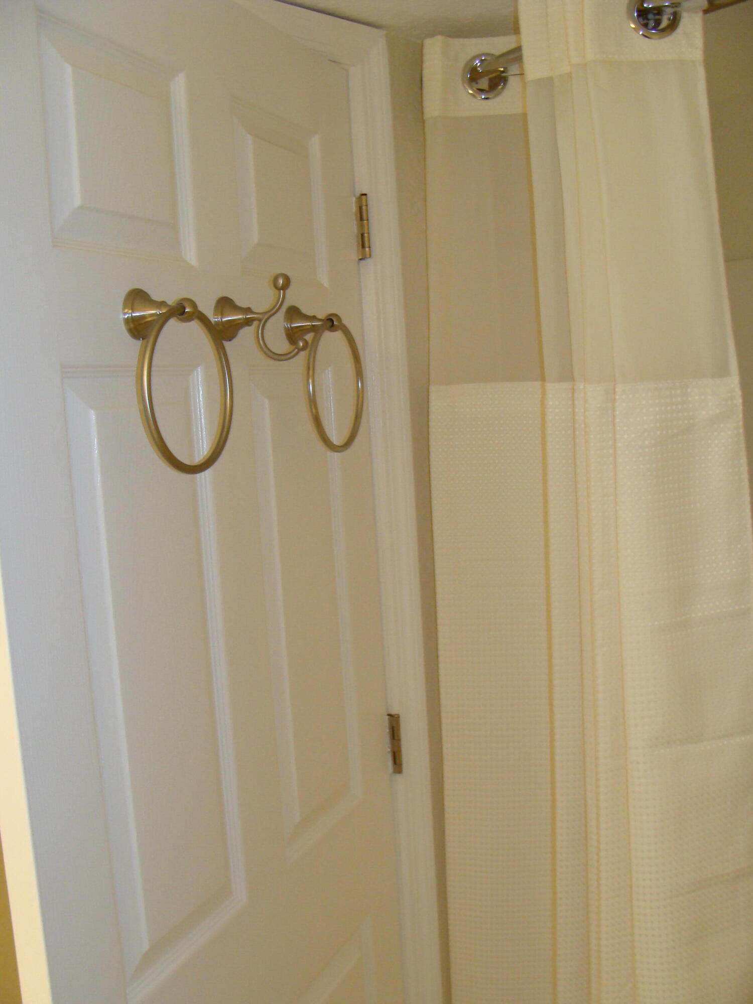 PINE HOLLOW II CONDO - Residential Lease