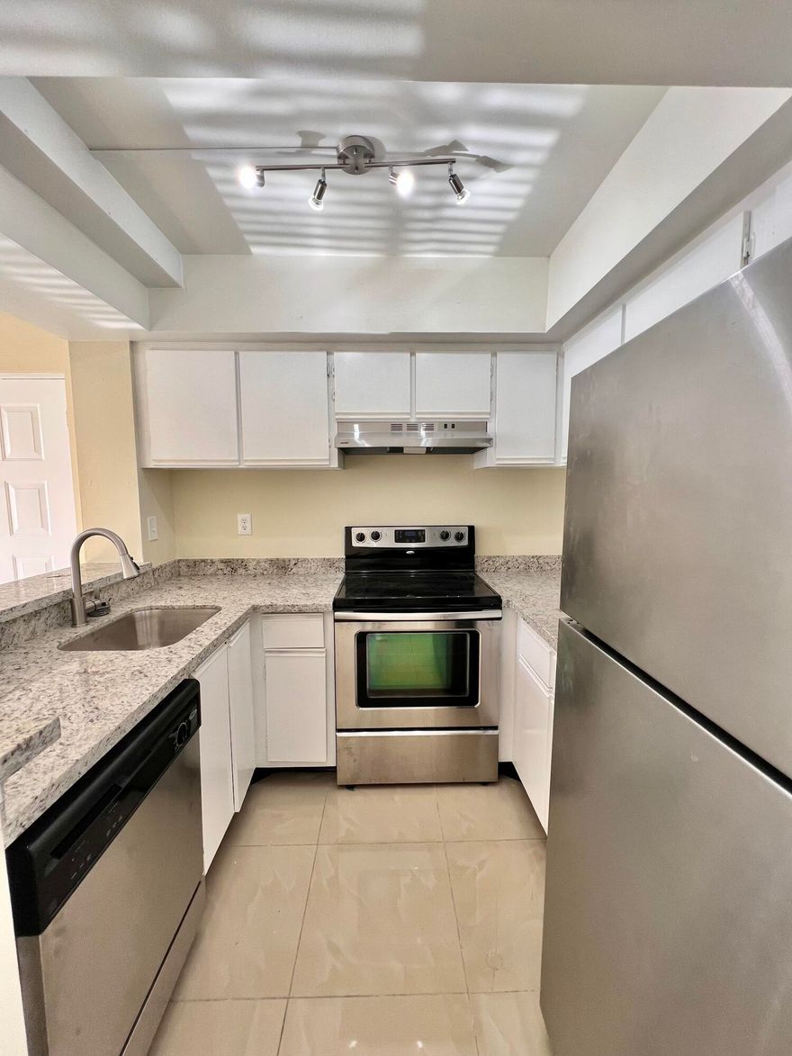 1 bedroom 1 bath condo. Water view from balcony. Walk in closet. Stainless Steel appliances. Exceptional laundry facilities. Bella Largo Vista offers great amenities and amazing lakeside views of Downtown. Pets allowed w/restrictions-2 pets-40 Lbs. All Ages. Minimum Credit Score required by Association 600+. Water is included in the rent !