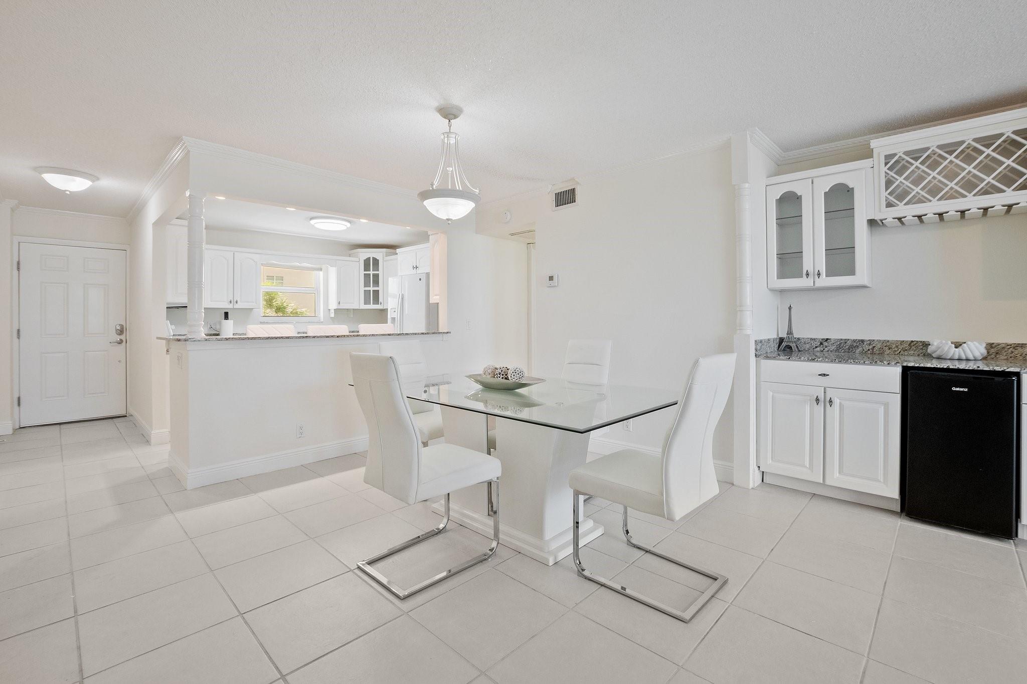 1051 Hillsboro Mile 305E