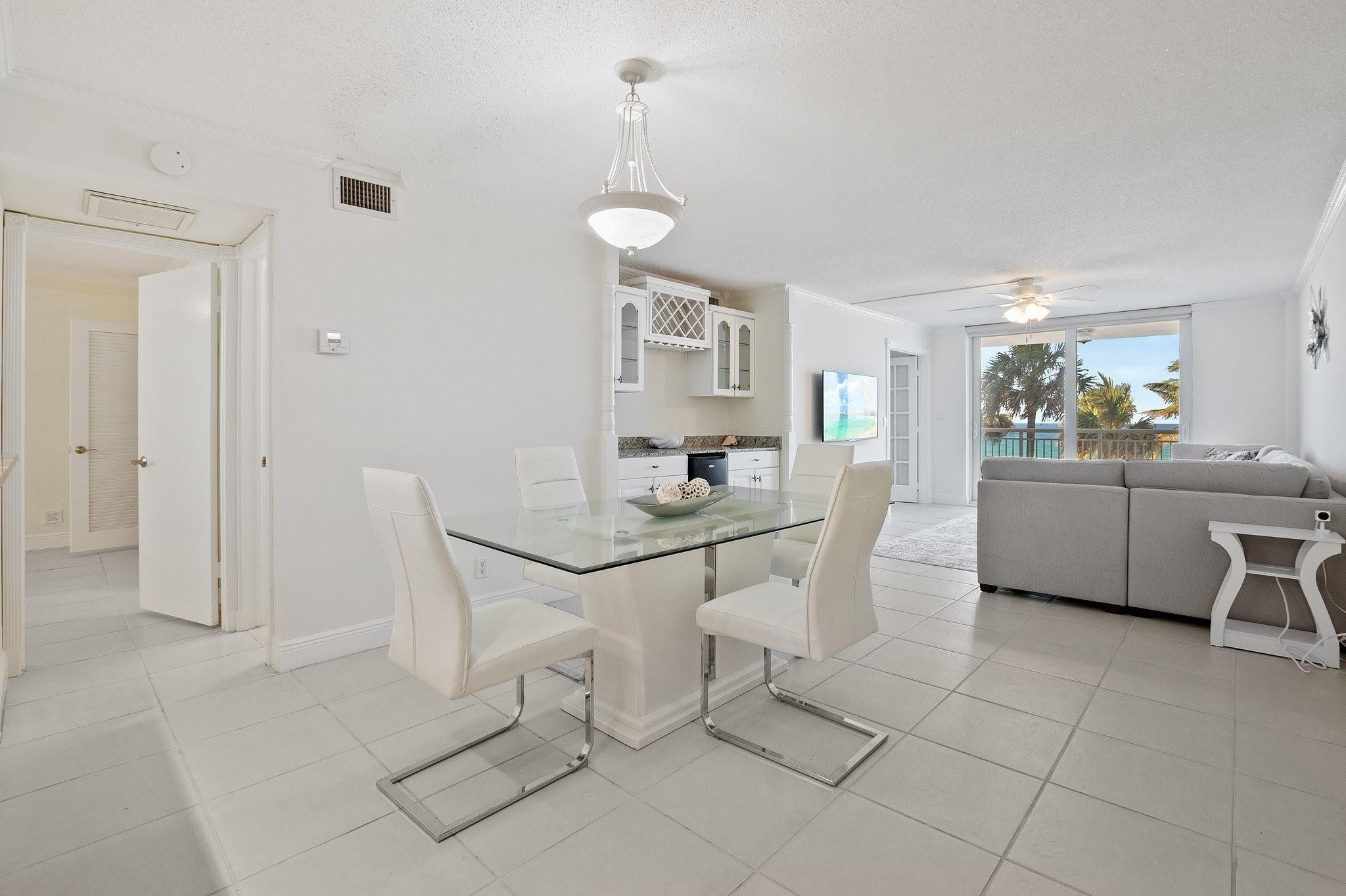 1051 Hillsboro Mile 305E