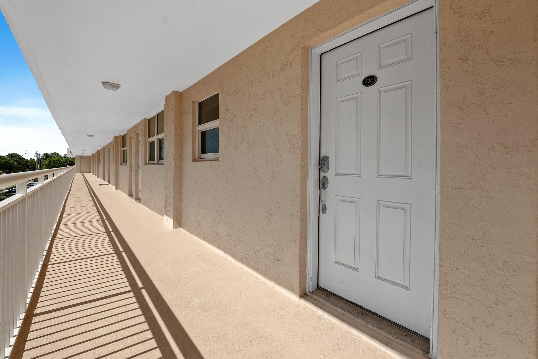 1051 Hillsboro Mile 305E