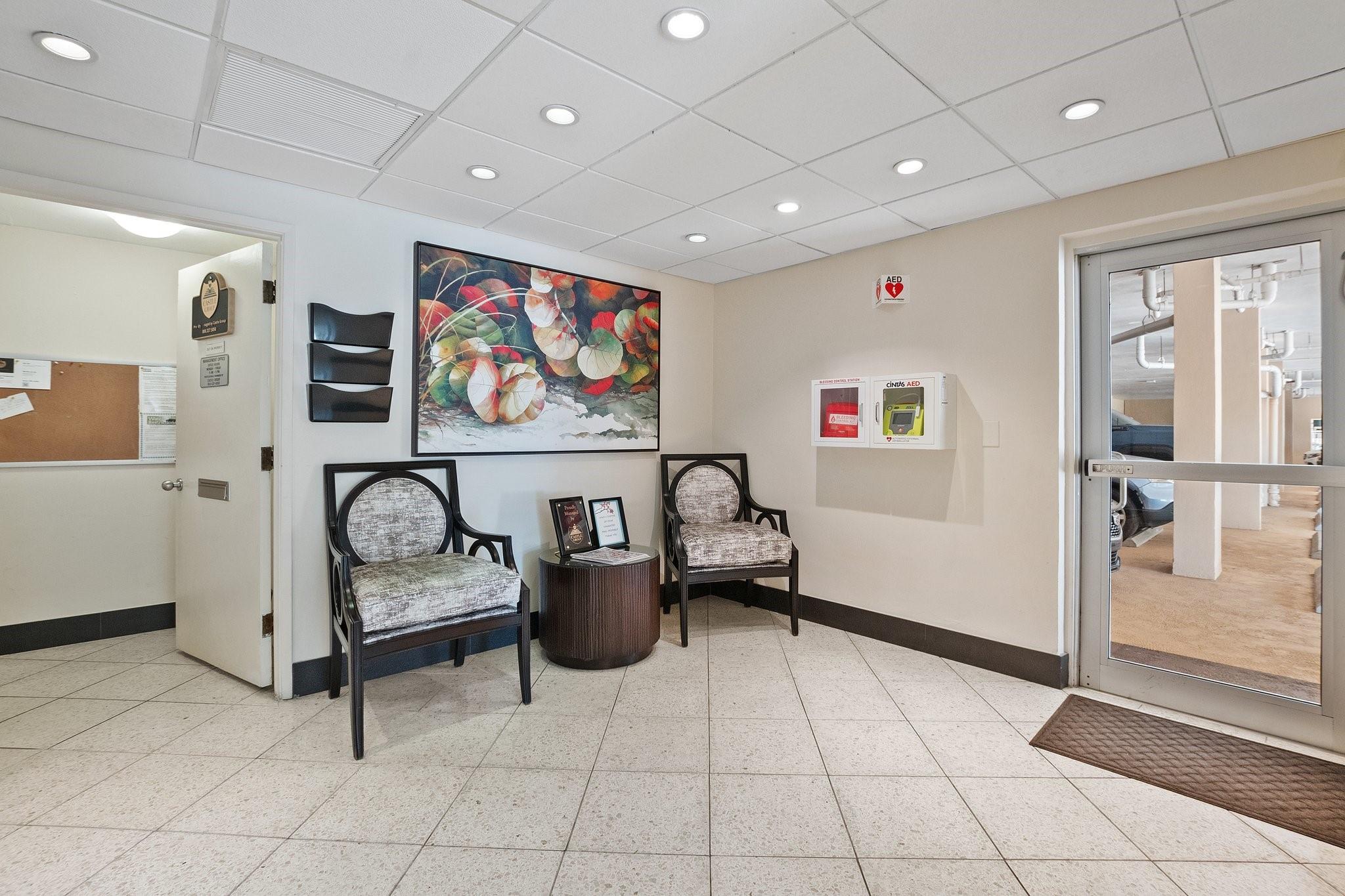 1051 Hillsboro Mile 305E