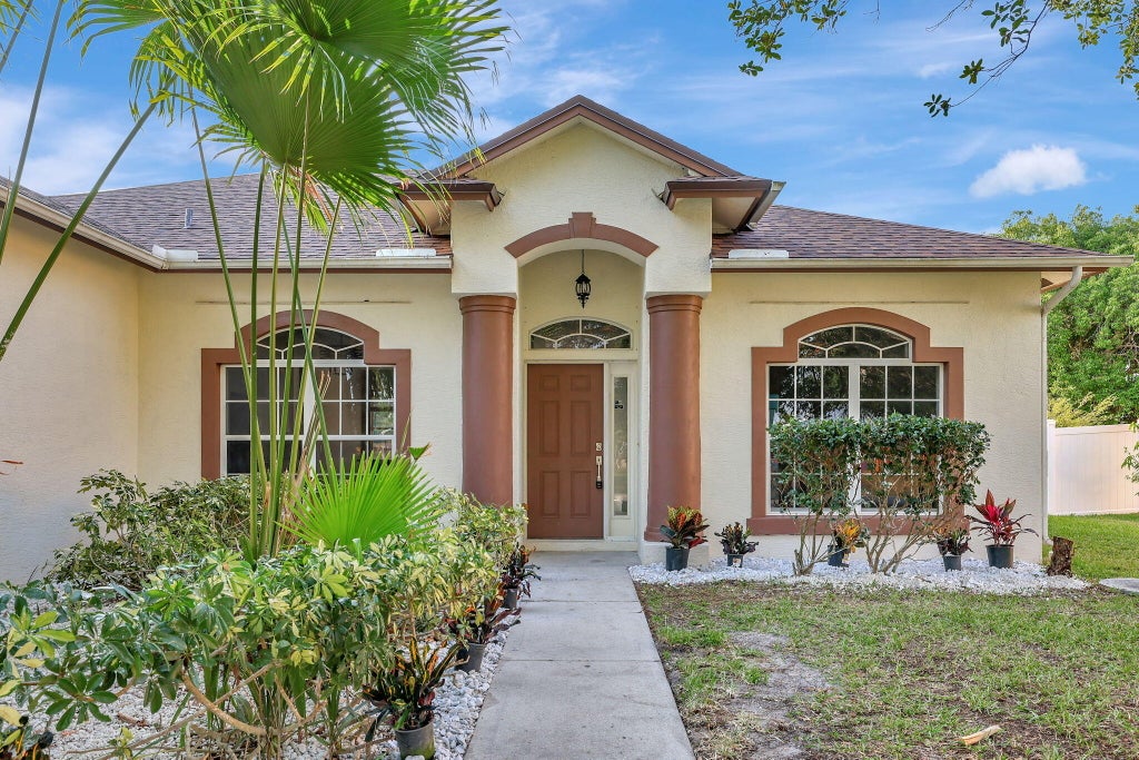 Photo of 849 SW Nichols Ter, Port Saint Lucie, FL 34953 (MLS # R10986571)