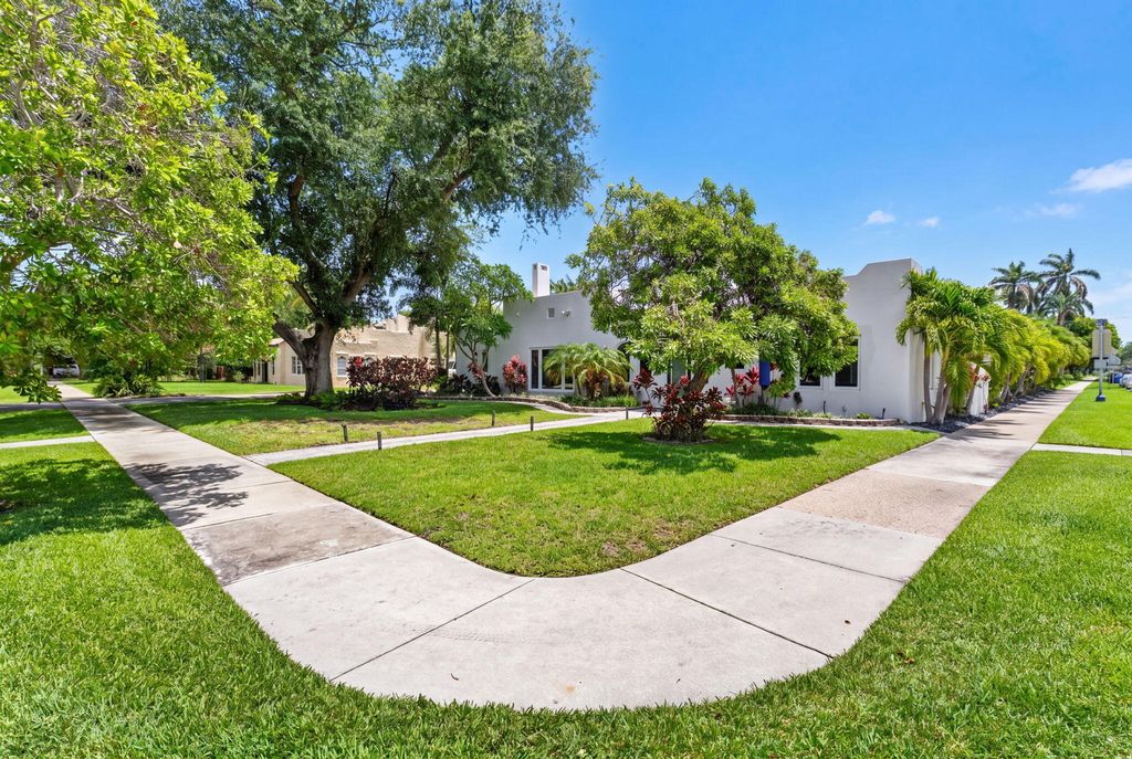 Photo of 400 NE 5th Avenue, Pompano Beach, FL 33060 (MLS # B26035488)