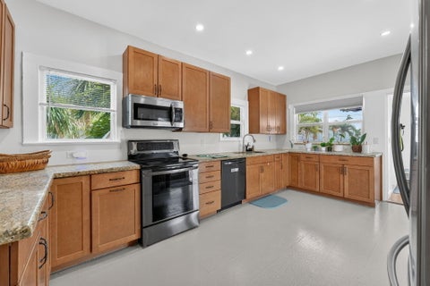 Tiny photo for 400 NE 5th Avenue, Pompano Beach, FL 33060 (MLS # B26035488)