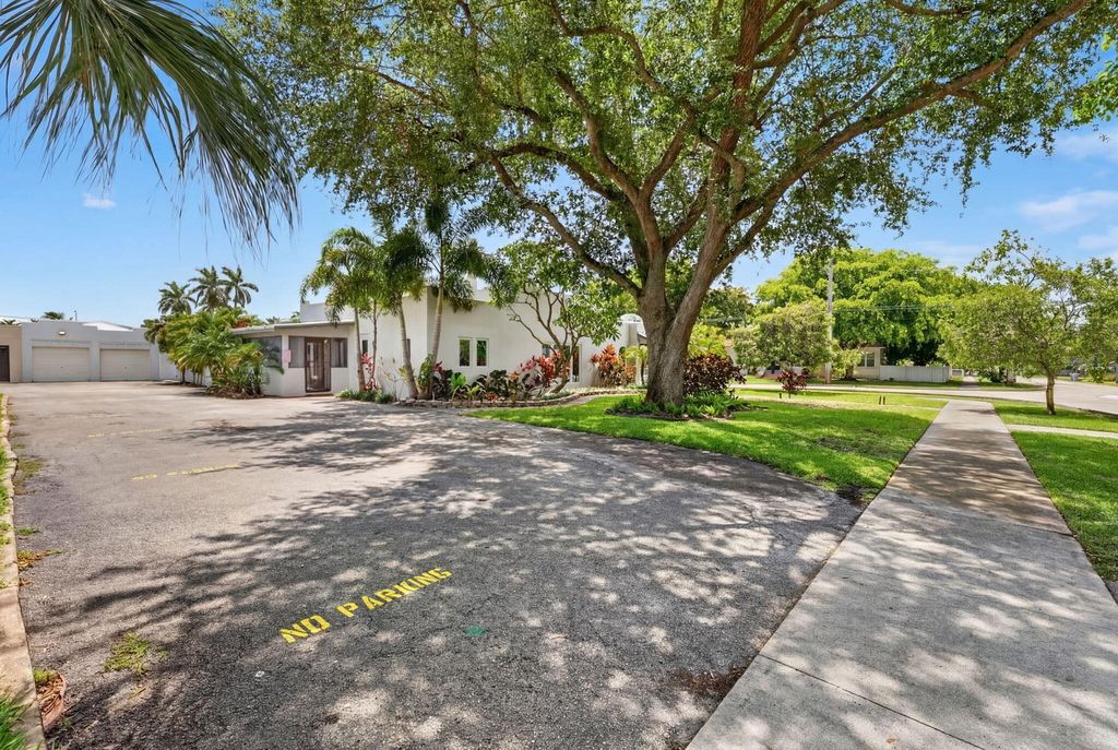 Photo of 400 NE 5th Avenue, Pompano Beach, FL 33060 (MLS # B26035488)