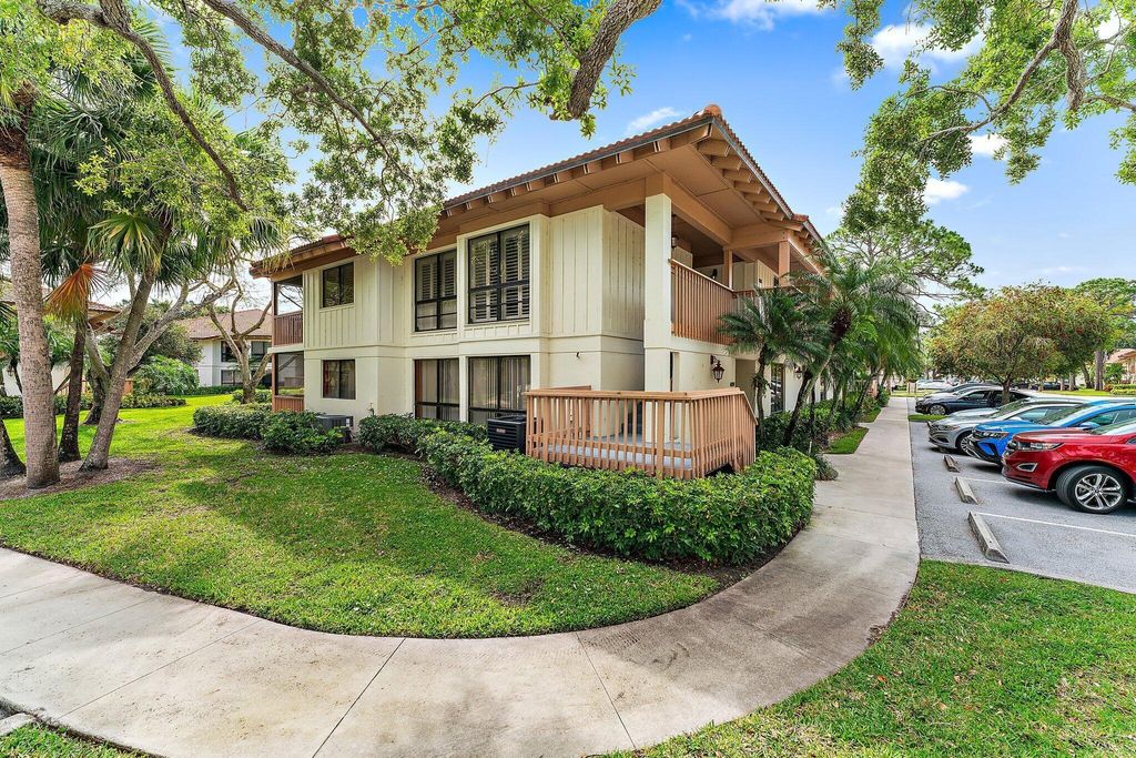 Photo of 433 Brackenwood Lane N, Palm Beach Gardens, FL 33418 (MLS # B26038142)