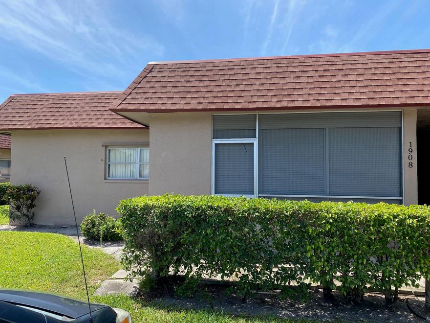 Well-kept 3 bedroom 2 bathrooms in the heart of Boynton Beach with east access to shopping and entertainment