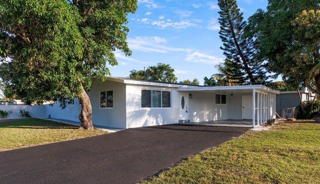 Photo of 5710 NE 2nd Ter, Fort Lauderdale, FL 33334 (MLS # F10543340)