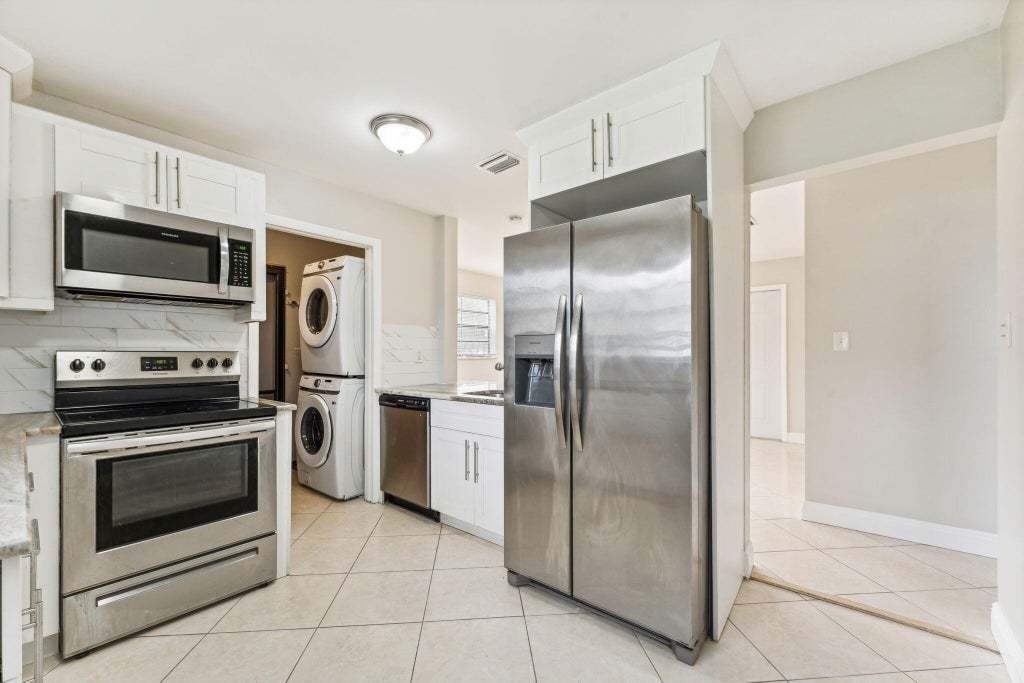 Photo of 270 NW 3rd Avenue, Deerfield Beach, FL 33441 (MLS # R10954042)