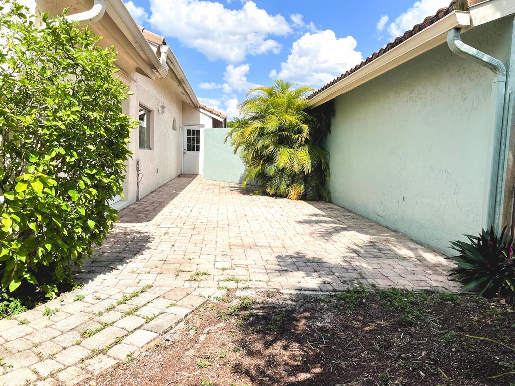 Photo of 5851 Bristol Lane, Davie, FL 33331 (MLS # B26029794)