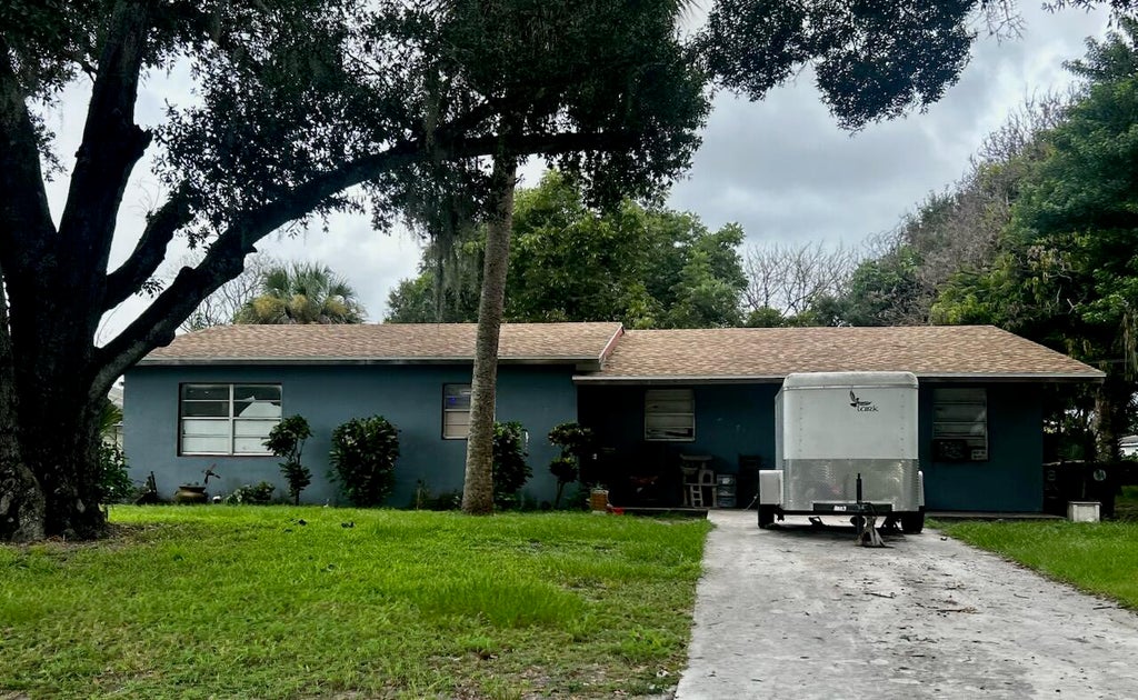 Photo of 612 N 23RD Street, Fort Pierce, FL 34950 (MLS # B26072354)