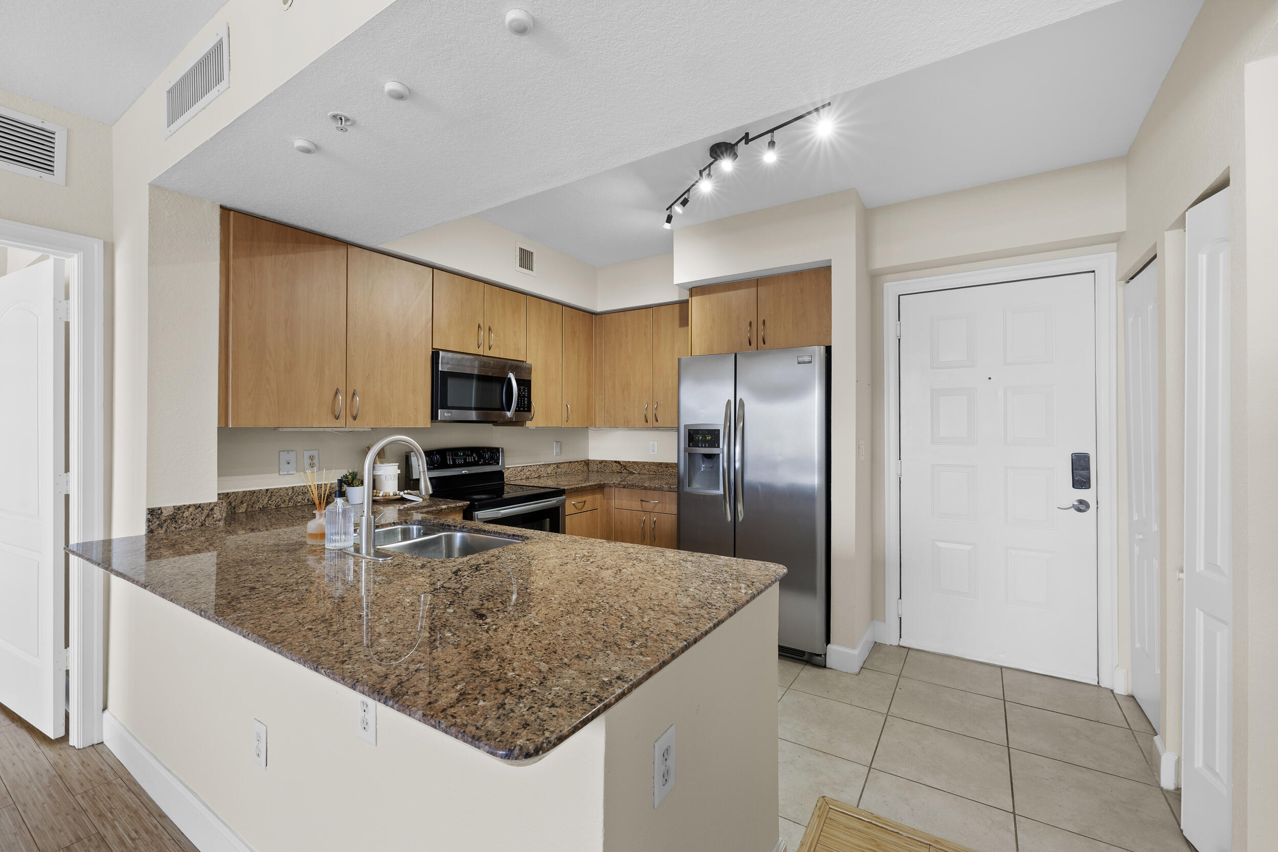 RADIUS CONDO - Residential Lease