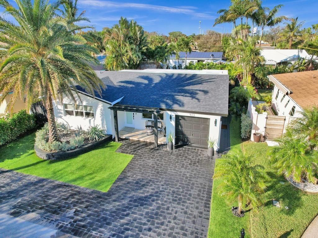 Photo of 913 S Lakeside Place, Lantana, FL 33462 (MLS # R11156289)