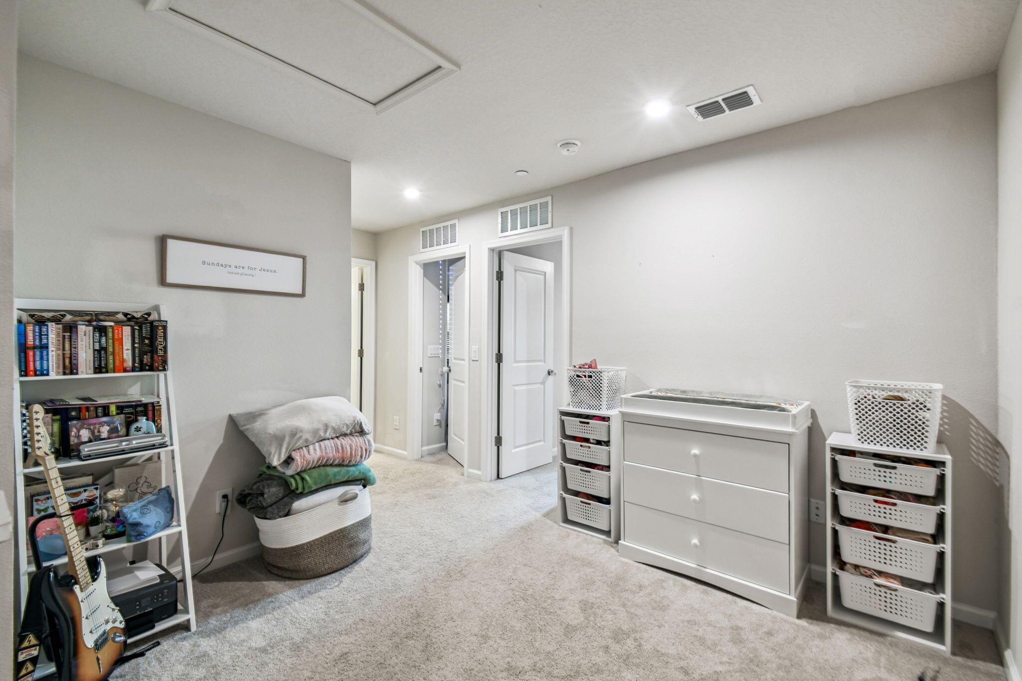 HOLDEN RIDGE TOWNHOMES - Residential