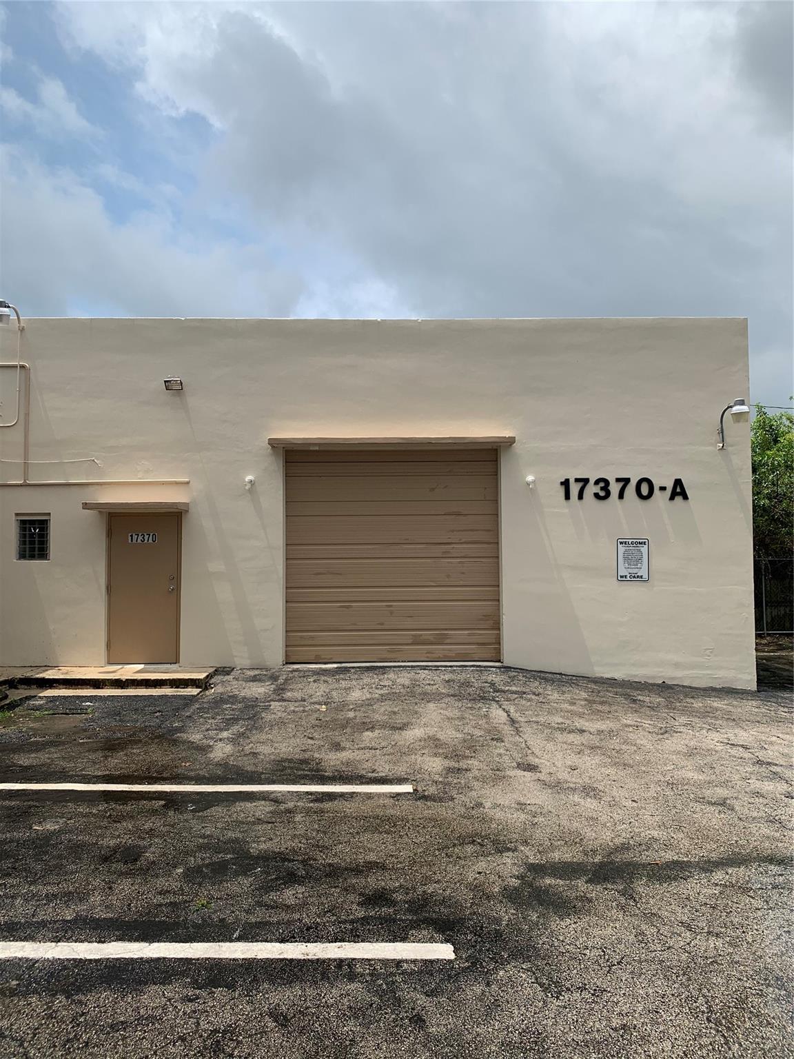 Warehouse Fantastic Location - Palmetto Bay/Perrine area right on US-1. 800 sq ft
10 foot door clearance , includes a front door access.
Rear of strip center.
$1,200 monthly.
Security $1,20. Good fit for warehouse.