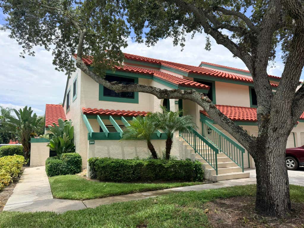 Photo of 24 LEXINGTON Lane W #A, Palm Beach Gardens, FL 33418 (MLS # B26062746)