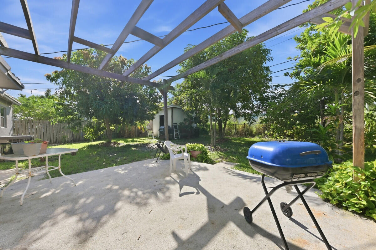 1209 W 26th Court