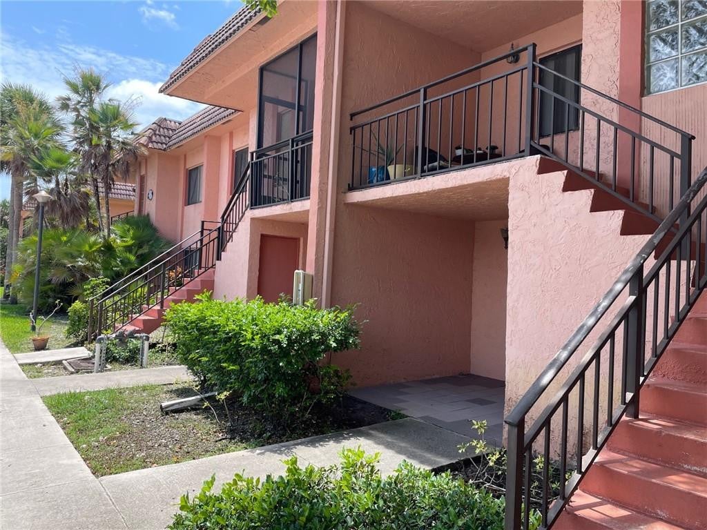 235 LAKEVIEW Drive 102, Weston FL 33326