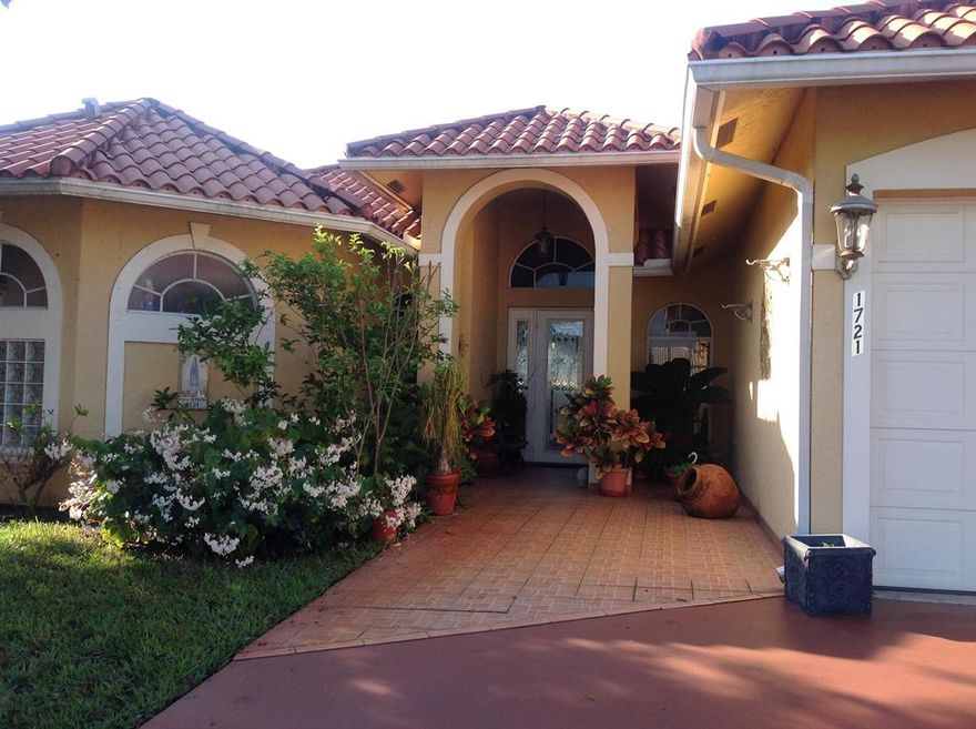 open home with amazing kitchen, wood cabinets, custom built by owner
spacious bedrooms
Well kept home looks new.
a must see, CHANDLIER IN DINING ROOM AND TWO FOUNTAINS IN YARD PLUS
THE WINDOW TREATMENTS WONT CONVEY