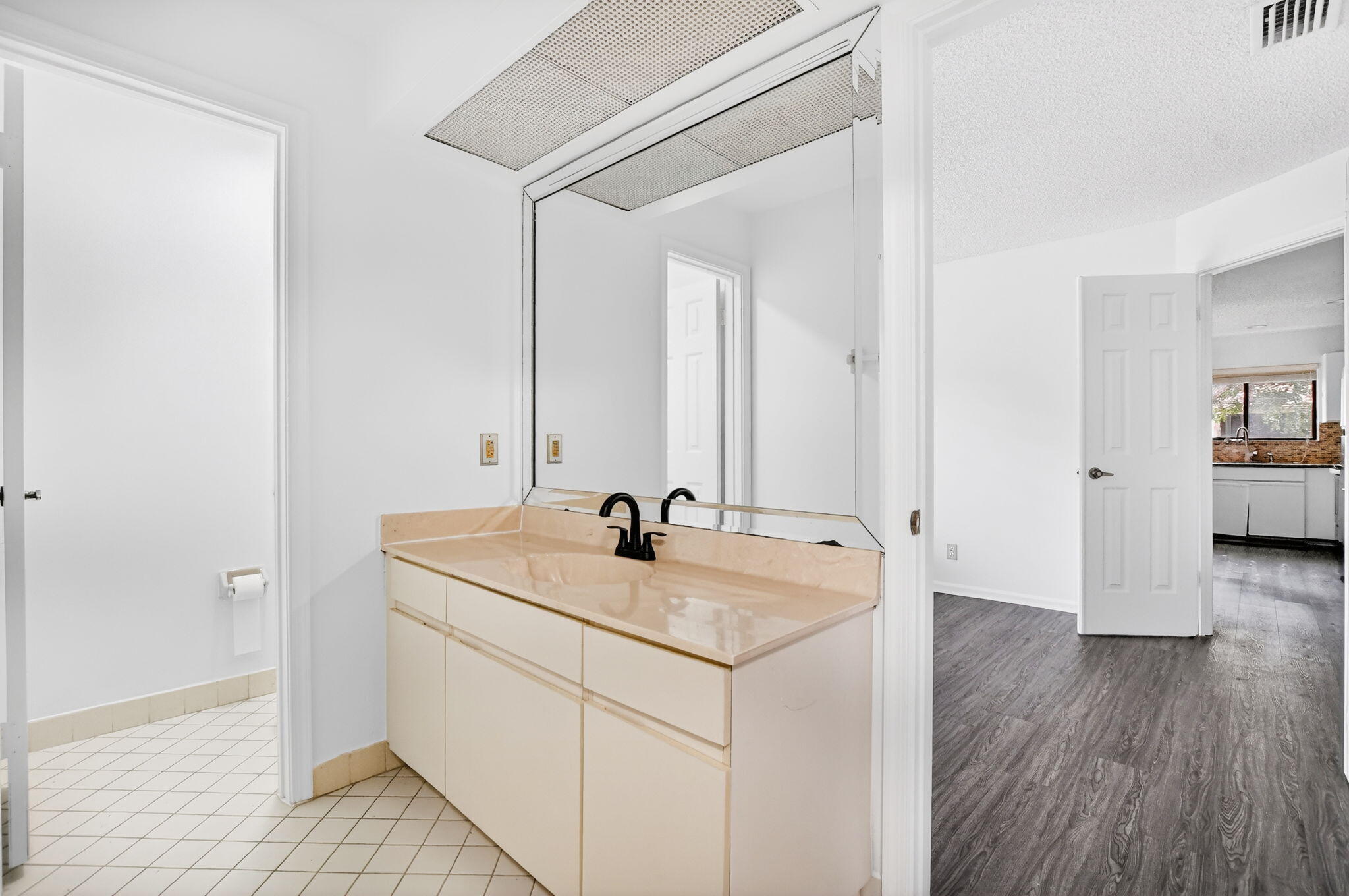 COACH HOUSES OF TOWN PLACE CONDO - Residential Lease