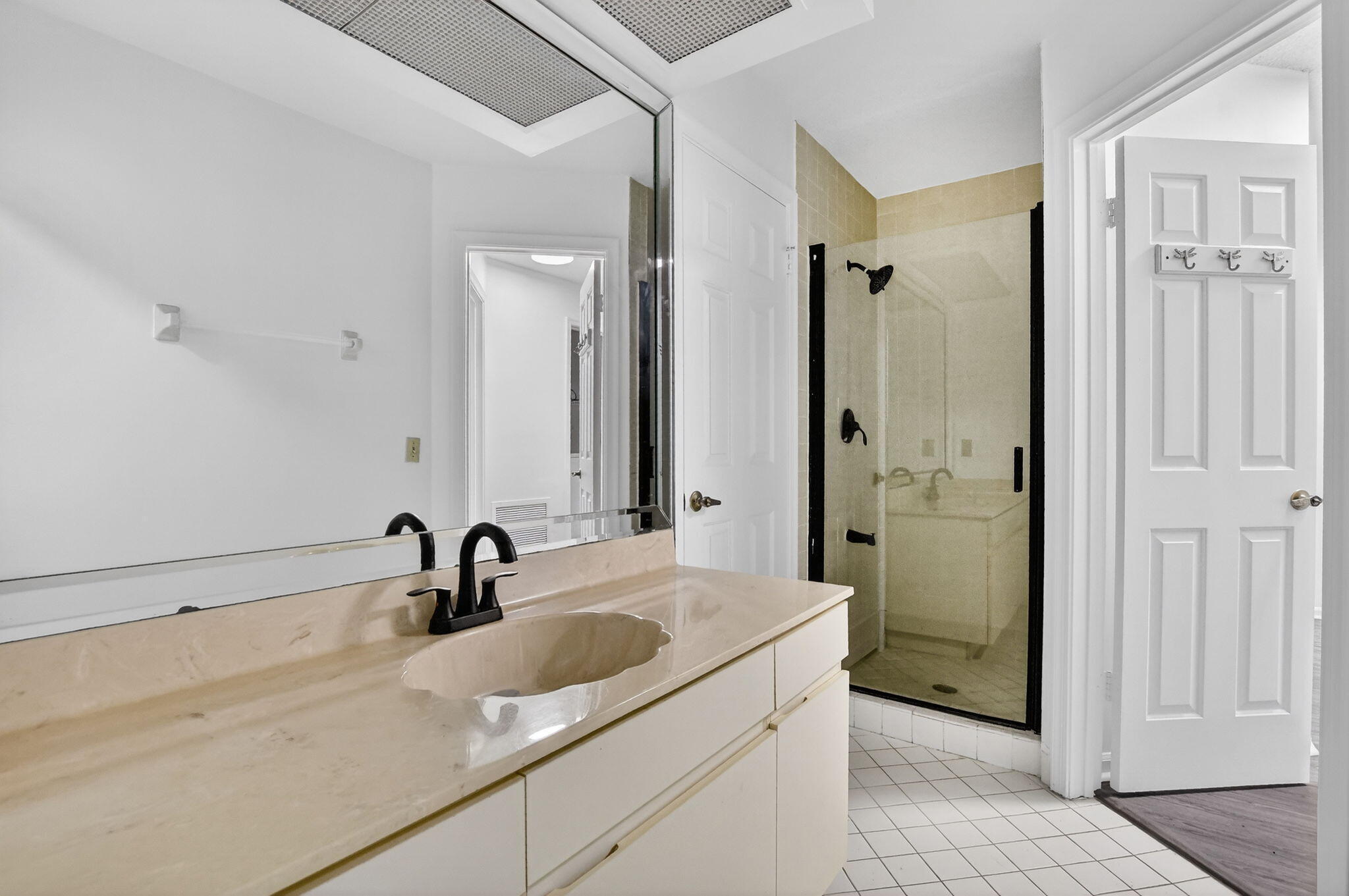 COACH HOUSES OF TOWN PLACE CONDO - Residential Lease