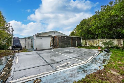 Tiny photo for 7111 Washington Avenue, Lake Worth, FL 33462 (MLS # B26010674)
