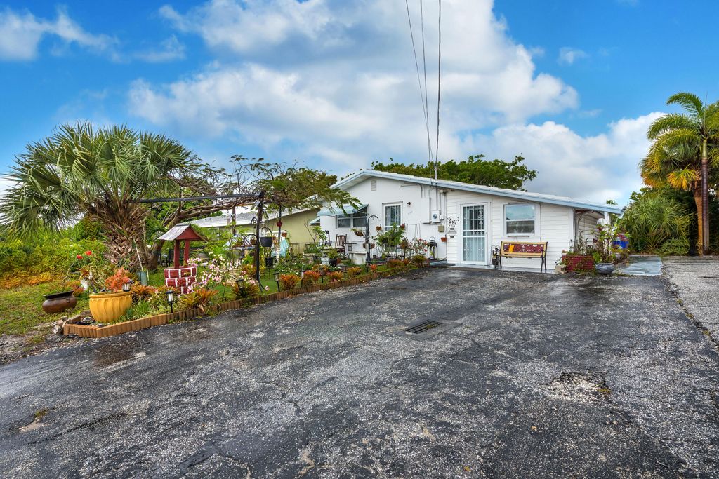 Photo of 7111 Washington Avenue, Lake Worth, FL 33462 (MLS # B26010674)