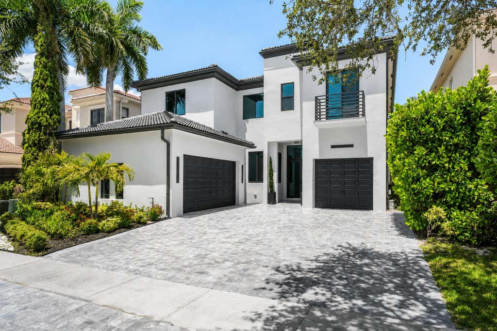 Photo of 17931 LAKE AZURE Way, Boca Raton, FL 33496 (MLS # B26066207)