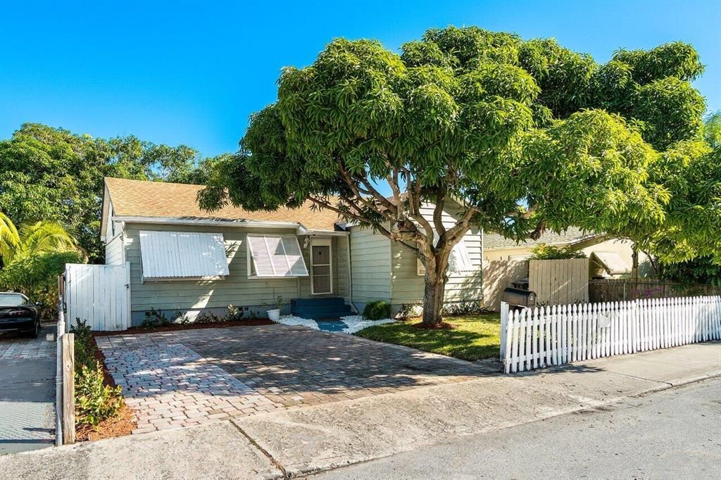 Photo of 1126 S K Street, Lake Worth Beach, FL 33460 (MLS # R10762110)