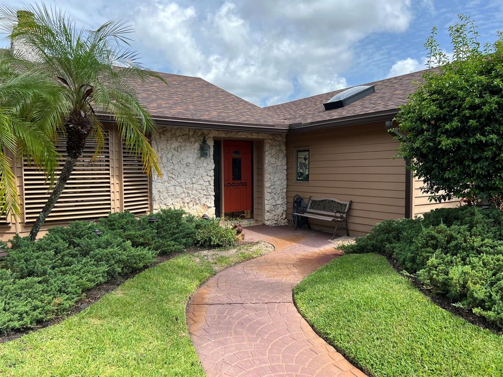 Photo of 14 Paddock Circle, Jupiter, FL 33469 (MLS # R11103672)
