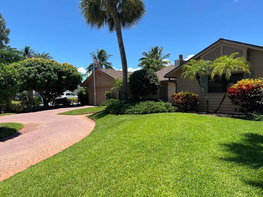 Photo of 14 Paddock Circle, Jupiter, FL 33469 (MLS # R11103672)