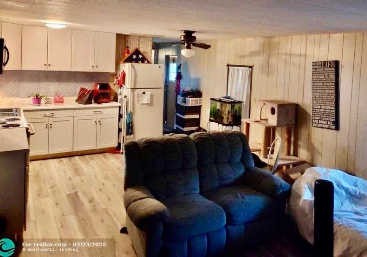 1148 Bay Dr